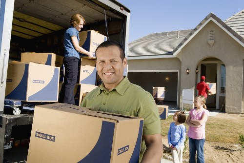 Local movers handling access challenges in a Kew street
